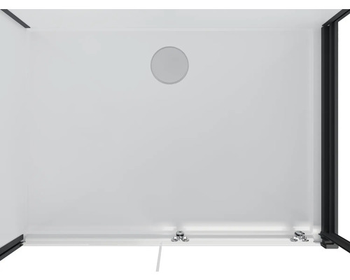 Vnútorný pohľad na sprchovací kút s kruhovým otvorom a kovaním na podlahe