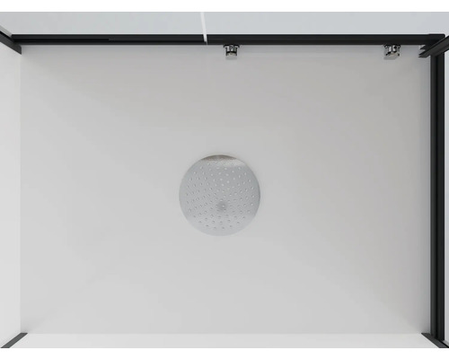 Interiér sprchy so sprchovou hlavicou a čiernym rámom