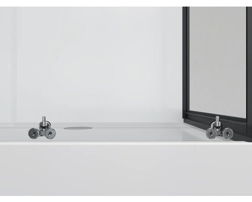 Detail sprchovacieho kúta s posuvnými dverami a valčekovým mechanizmom