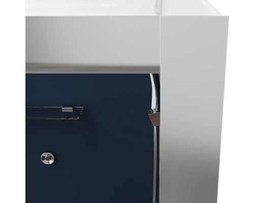 Detail kúpeľňového nábytku s držiakom na uteráky a armatúrou