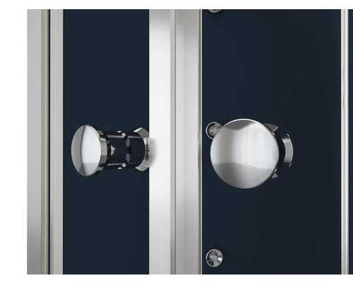 Detail sprchovacieho kúta s okrúhlymi držadlami a strieborným kovaním