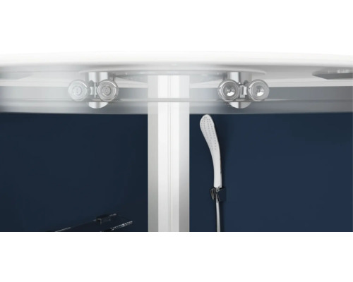 Detail sprchovacieho kúta s posuvným systémom dverí, sprchovou hlavicou a policou