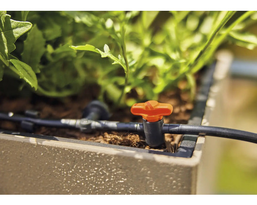 Systém kvapkovej závlahy s regulačným ventilom v kvetináči.