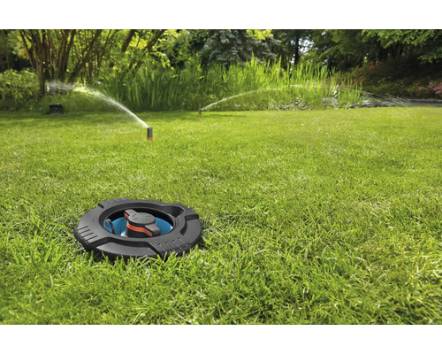 Zavlažovaný trávnik so zaťahovacím štvorhranným zavlažovačom