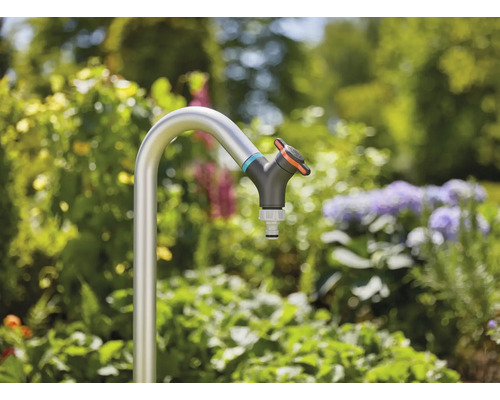 Kovový záhradný výtokový kohútik v záhrade