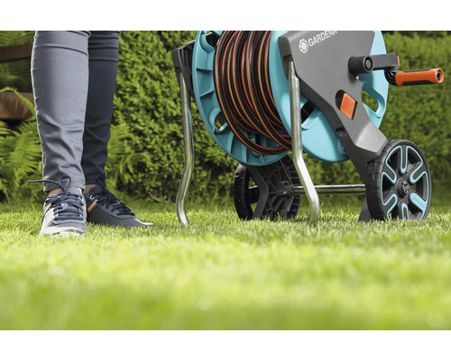 Navijak na hadicu Gardena so záhradnou hadicou na trávniku