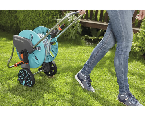 Vozík na hadicu Gardena s osobou na trávniku