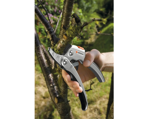 Záhradné nožnice strihajú konár, logo Gardena