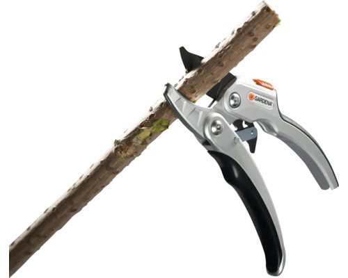 Záhradné nožnice Gardena strihajú konár.