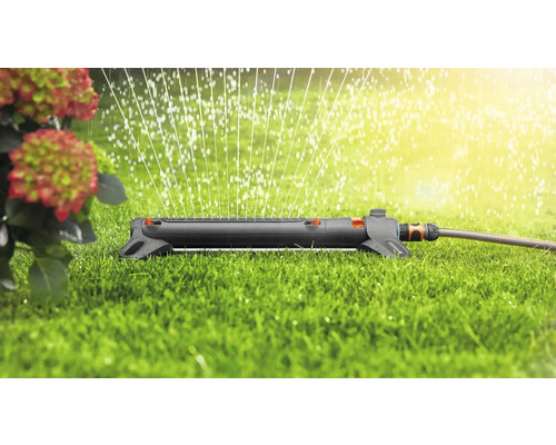 Zavlažovač trávnika v prevádzke na zelenej ploche