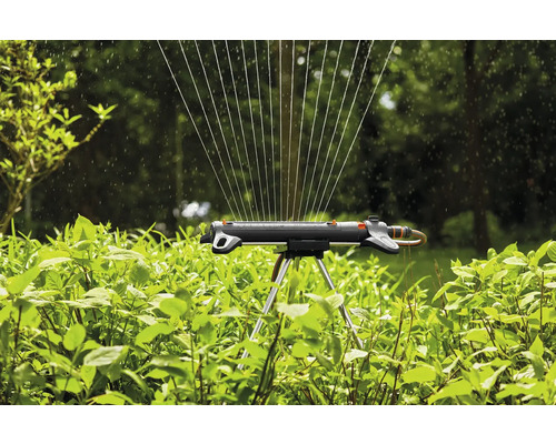 Zavlažovač trávnika s rozprašovacou tryskou používaný na zavlažovanie rastlín