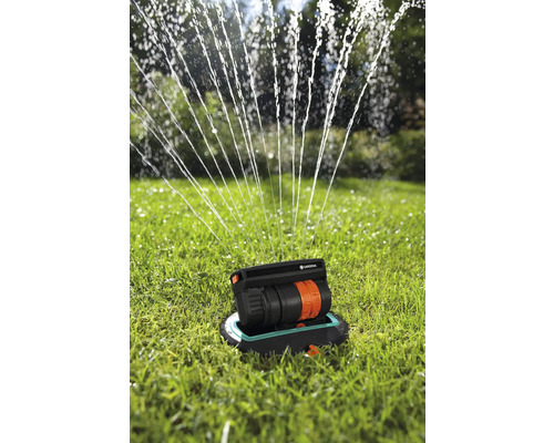 Zavlažovač Gardena v prevádzke na trávniku