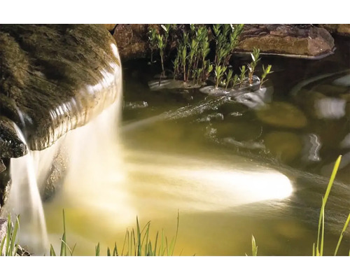 Záhradné jazierko s vodopádom a rastlinami