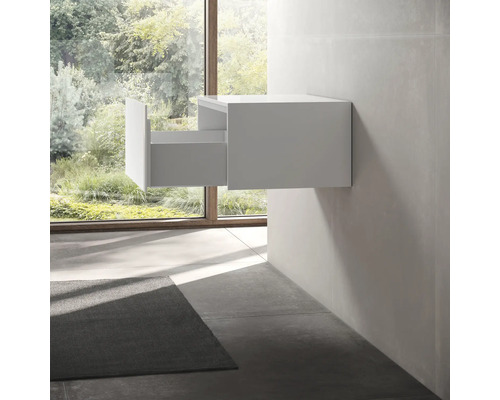 Biela skrinka pod umývadlo s otvorenou zásuvkou v kúpeľni