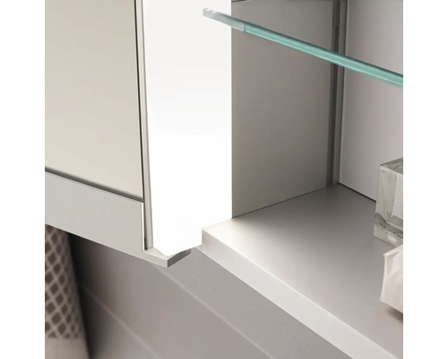 Detail zrkadlovej skrinky so sklenenou policou v kúpeľni