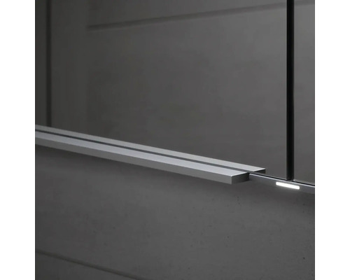 Detail sprchovacieho kúta so strieborným rámom a LED osvetlením