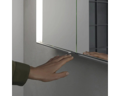 Zrkadlová skrinka s dotykovou funkciou do kúpeľne.