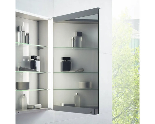 Otvorená zrkadlová skrinka so sklenenými policami a rôznymi kúpeľňovými doplnkami