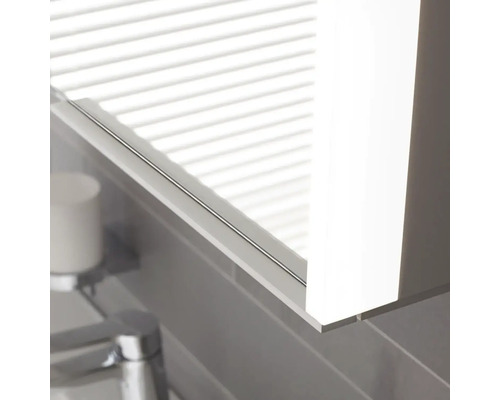 Detail osvetleného zrkadla v kúpeľni