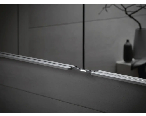 Detailný záber zrkadla s osvetlením v kúpeľni.