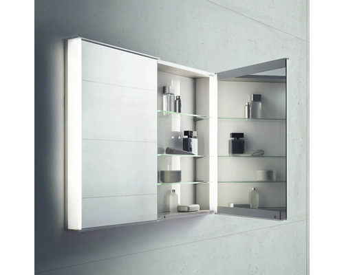 Otvorená zrkadlová skrinka so sklenenými policami na uloženie v kúpeľni