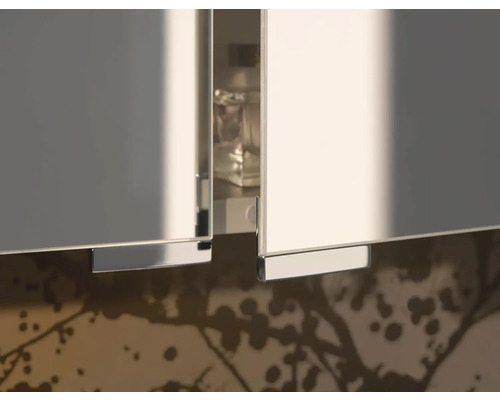 Detail bielych skriňových dverí s kovovými úchytmi