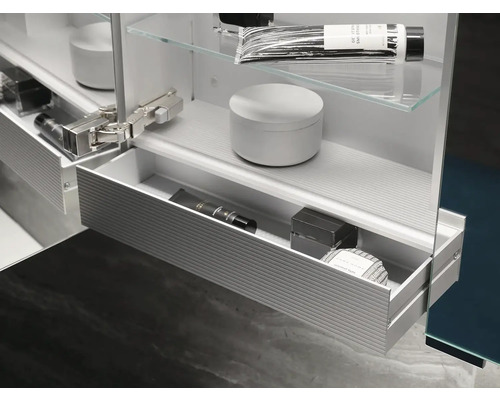 Detail otváracej zrkadlovej skrinky so sklenenými policami a úložnými zásuvkami