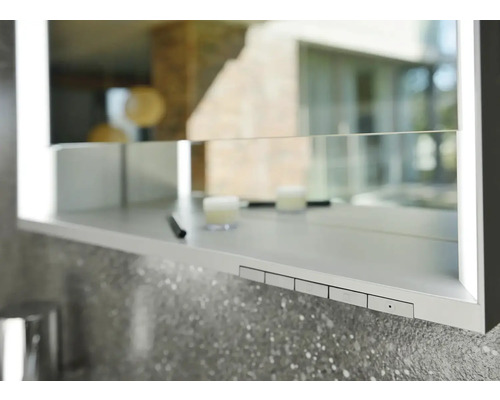 Detailný záber zrkadlovej skrinky v kúpeľni s úložnou policou