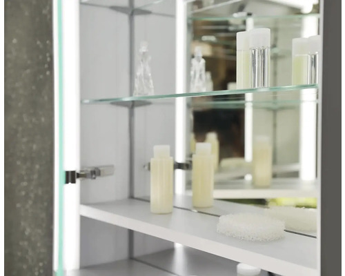 Kúpeľňová skrinka so zrkadlom, sklenenými policami a kúpeľňovými doplnkami