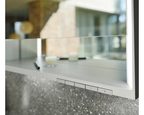 Detailný záber zrkadlovej skrinky s úložnou policou a ovládacími tlačidlami