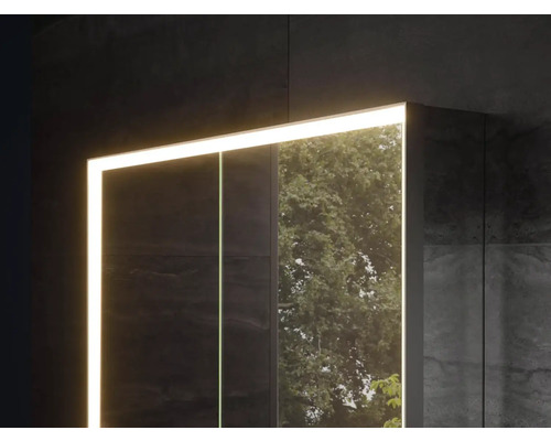 Osvetlená zrkadlová skrinka so zrkadlovými dvierkami