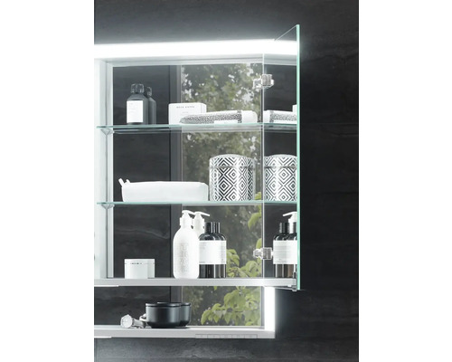 Kúpeľňová zrkadlová skrinka so sklenenými policami a rôznymi kúpeľňovými doplnkami