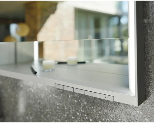 Detailný pohľad na zrkadlovú skrinku s policou a ovládacími prvkami