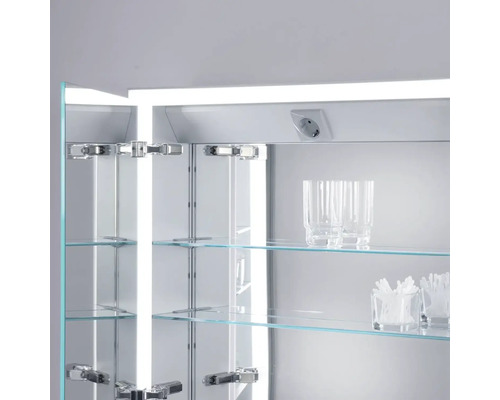 Otvorená zrkadlová skrinka so sklenenými policami a zásuvkou