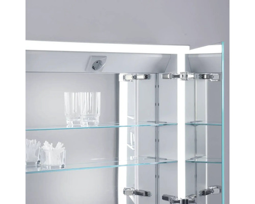 Otvorená zrkadlová skrinka so sklenenými policami a integrovaným osvetlením