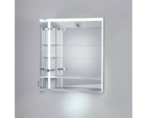 Otvorená zrkadlová skrinka s osvetlením a sklenenými policami.