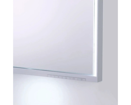 Detail zrkadla s integrovaným osvetlením a ovládacími prvkami