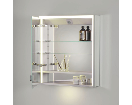 Otvorená zrkadlová skrinka so sklenenými policami a LED osvetlením do kúpeľne