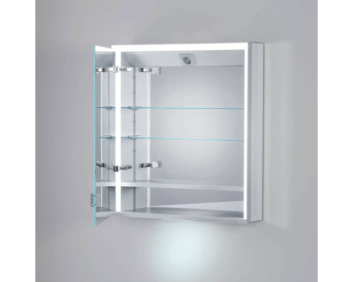 Otvorená zrkadlová skrinka so sklenenými policami a osvetlením
