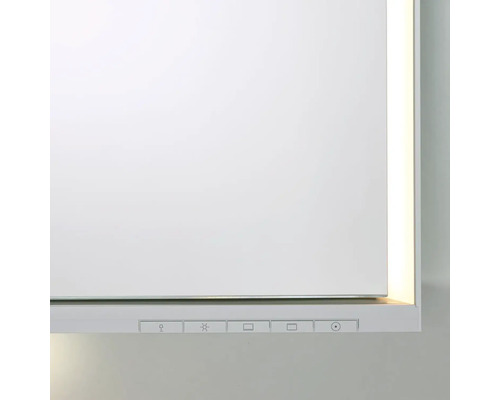 Detailný pohľad na biely digestor s ovládacími prvkami a LED osvetlením