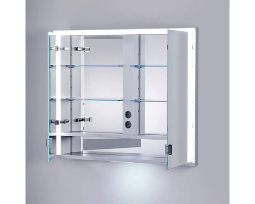 Otvorená zrkadlová skrinka so sklenenými policami a osvetlením