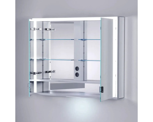 Otvorená zrkadlová skrinka s osvetlením, sklenenými policami a zásuvkami do kúpeľne