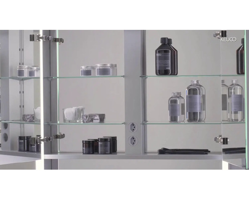 Kúpeľňová scéna so zrkadlovou skrinkou, sklenenými policami a kozmetickými produktmi