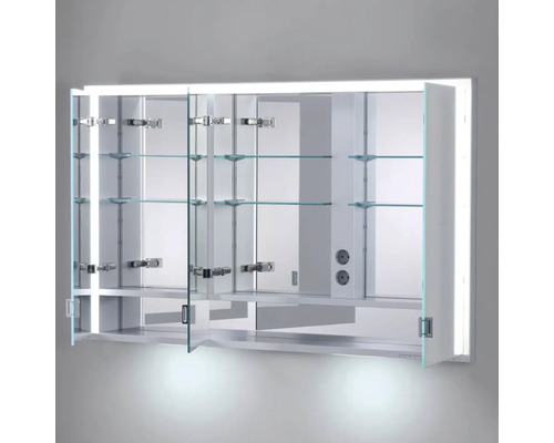 Otvorená zrkadlová skrinka so sklenenými policami a osvetlením do kúpeľne