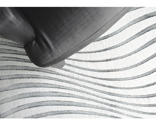 Koberec s vlnitým vzorom pod nábytkom