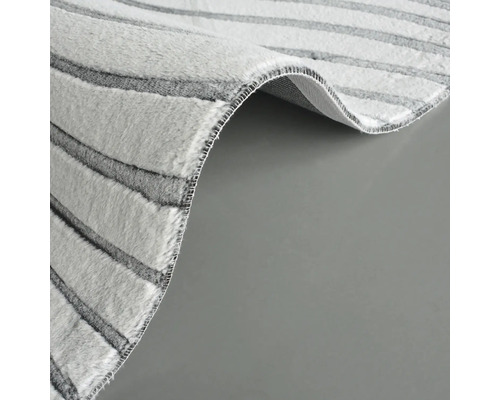 Koberec s pruhovaným vzorom