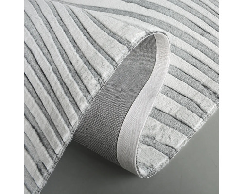 Sivo-biely koberec s pruhovaným vzorom