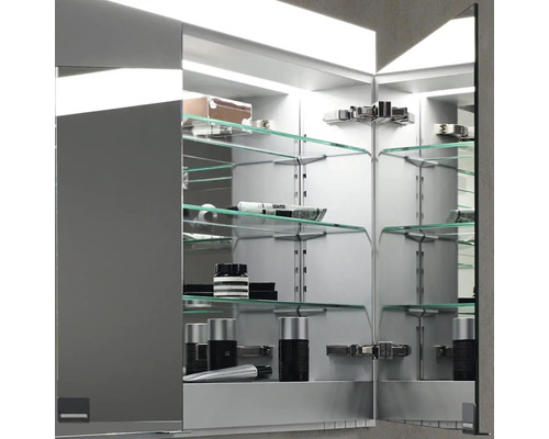 Otvorená zrkadlová skrinka so sklenenými policami a kúpeľňovými doplnkami