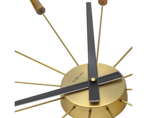 Nástenné hodiny s ručičkami a zlatým ciferníkom