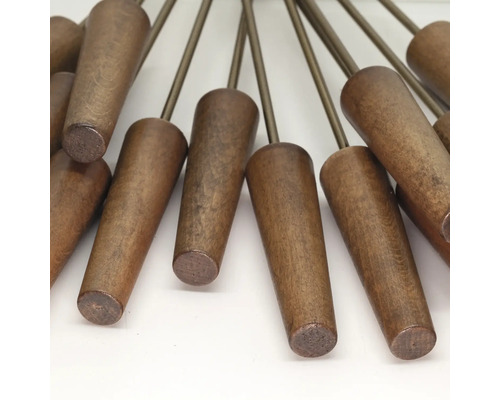 Viaceré drevené rukoväte s kovovými tyčami